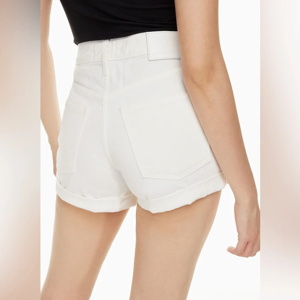 Aritzia Denim Forum The '90s A-Line Hi-Rise Jean Short in white size 25